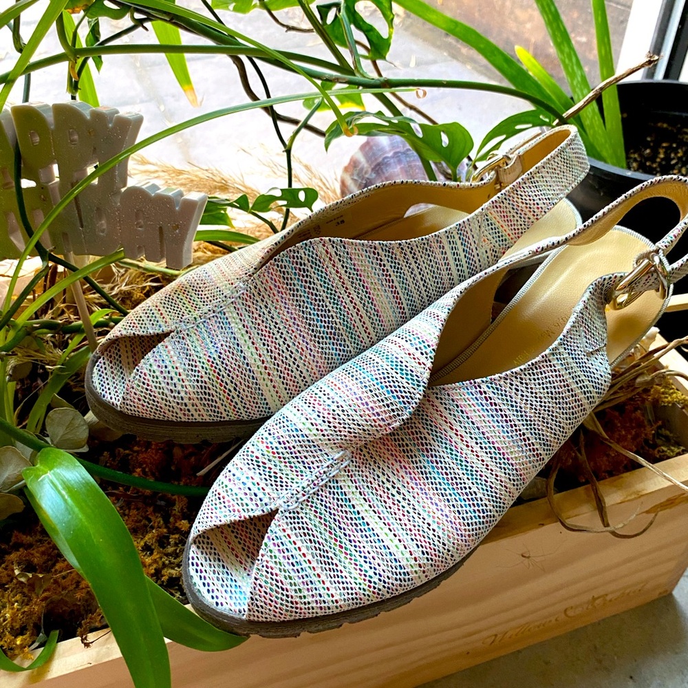 Brunate sandals